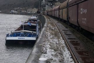 Kapacita vlaků nestačí, a tak do ČR poprvé připlula loď s uhlím z Austrálie - Novinky